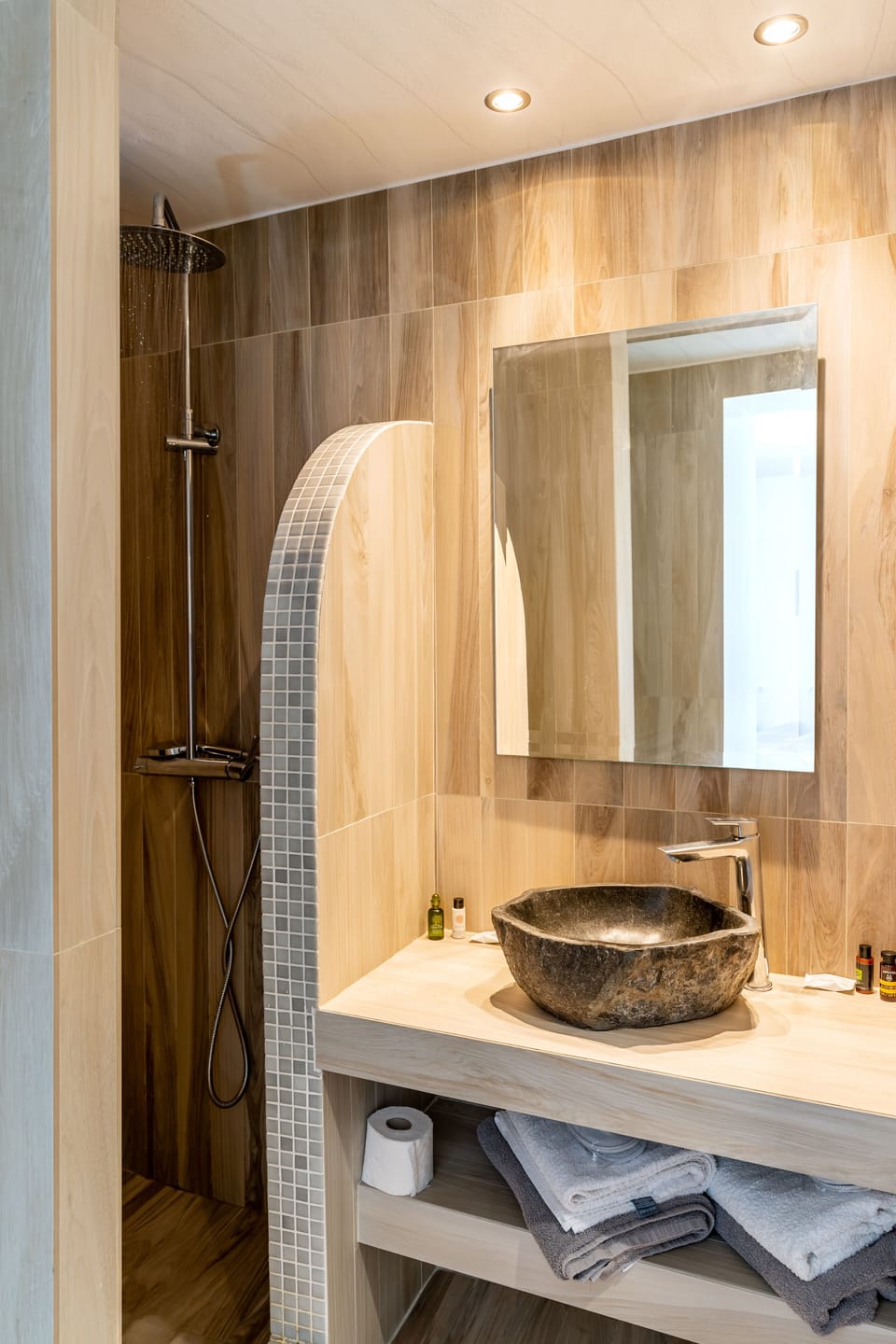 Villa Thea with Hot Tub Jacuzzi | Bathroom | Shower, free toiletries, hair dryer, bathrobes