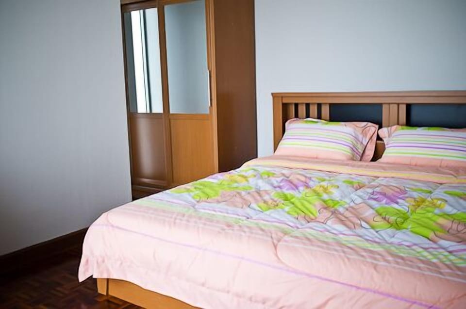 3 bedrooms, desk, blackout drapes, rollaway beds