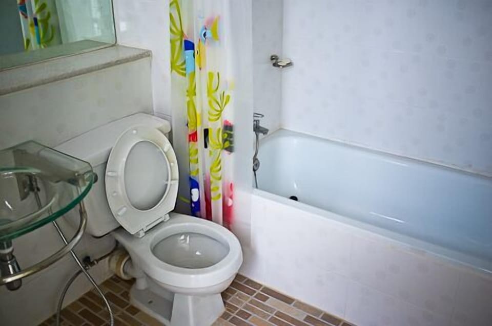 Suite | Bathroom | Shower, free toiletries, hair dryer, towels
