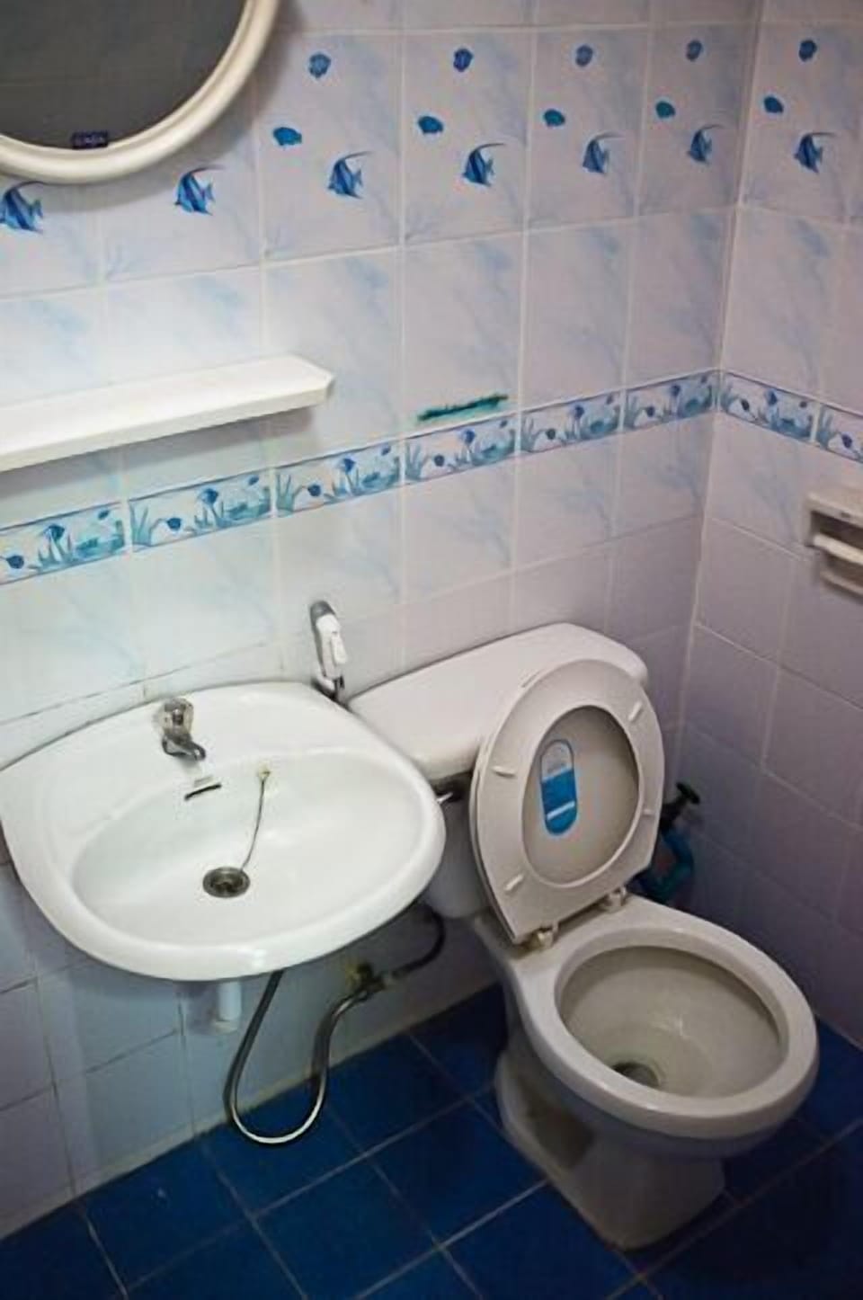 Studio | Bathroom | Shower, hair dryer, towels