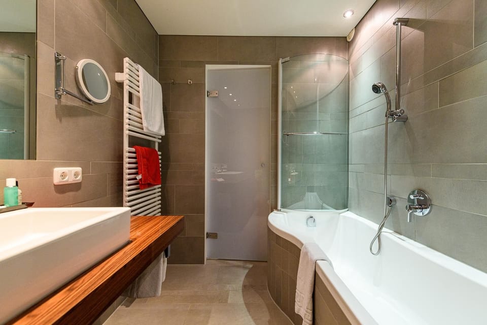 Basic Double Room | Bathroom | Hair dryer, towels, toilet paper