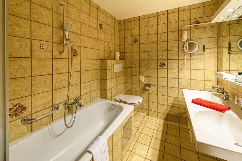 Standard Double Room | Bathroom | Hair dryer, towels, toilet paper