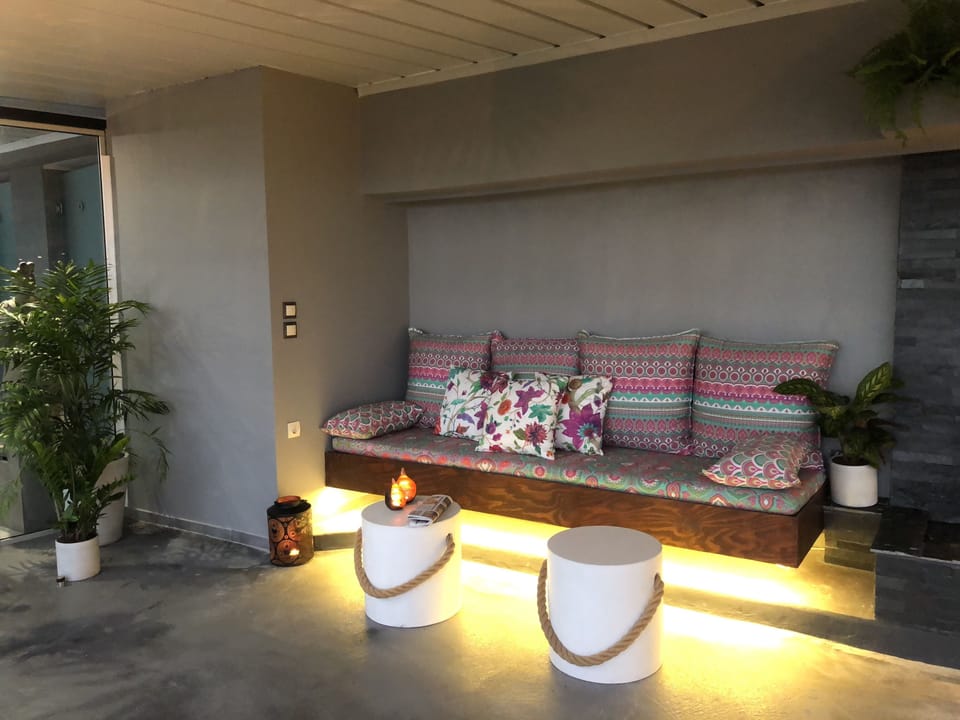 Couples treatment rooms, body treatments, hot stone massages