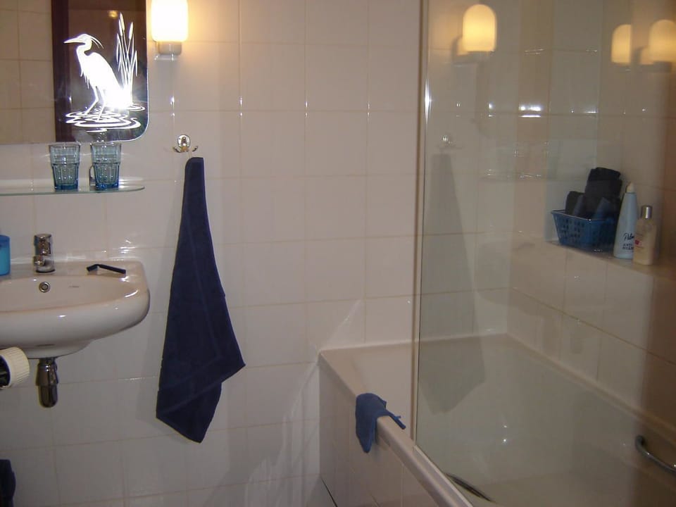 Classic Double Room, 1 Bedroom, Garden View, Annex Building | Bathroom | Combined shower/tub, hair dryer