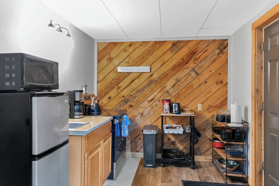 Room, 2 Queen Beds, Kitchenette | Private kitchen | Fridge, microwave, coffee/tea maker