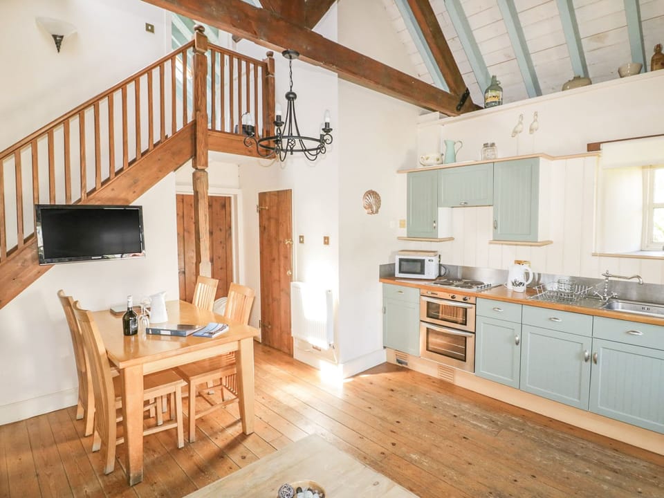 Cottage | Dining