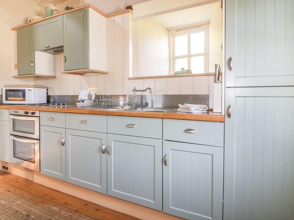 Cottage | Private kitchen | Fridge, electric kettle, toaster, cookware/dishes/utensils