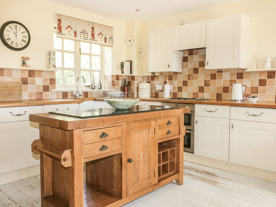 Cottage | Private kitchen | Fridge, dishwasher, electric kettle, toaster