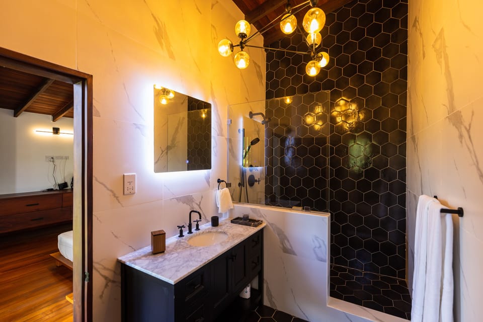Primary bathroom (Main house)