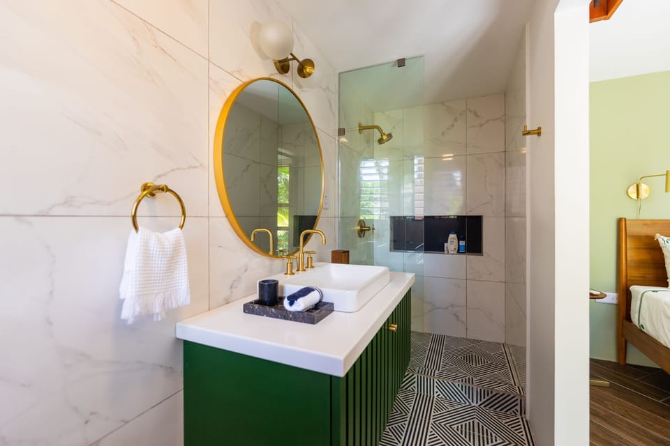 Guest bathroom (Main house)