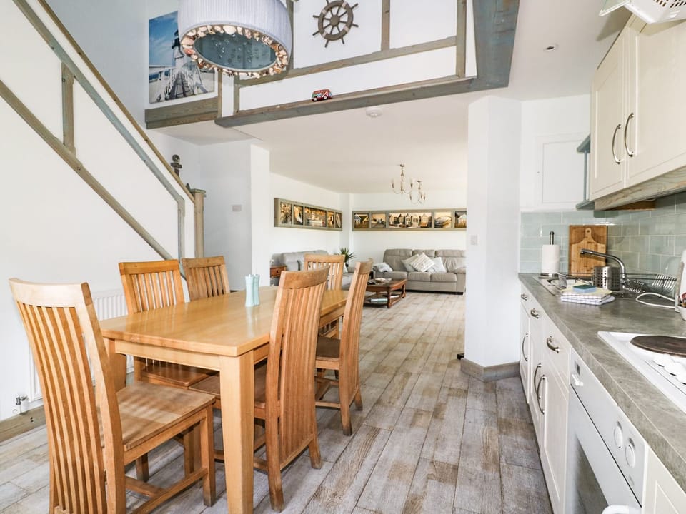 Cottage | Private kitchen | Fridge, dishwasher, electric kettle, toaster