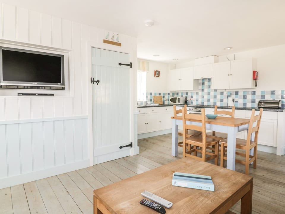 Cottage | Private kitchen | Fridge, dishwasher, electric kettle, toaster
