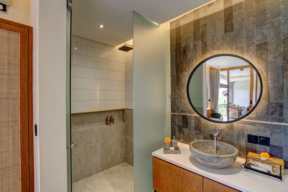 Deluxe Room | Bathroom | Free toiletries, hair dryer, towels, soap