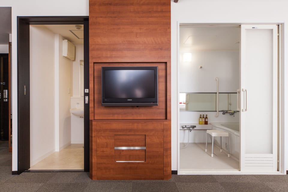 In-room safe, desk, bed sheets