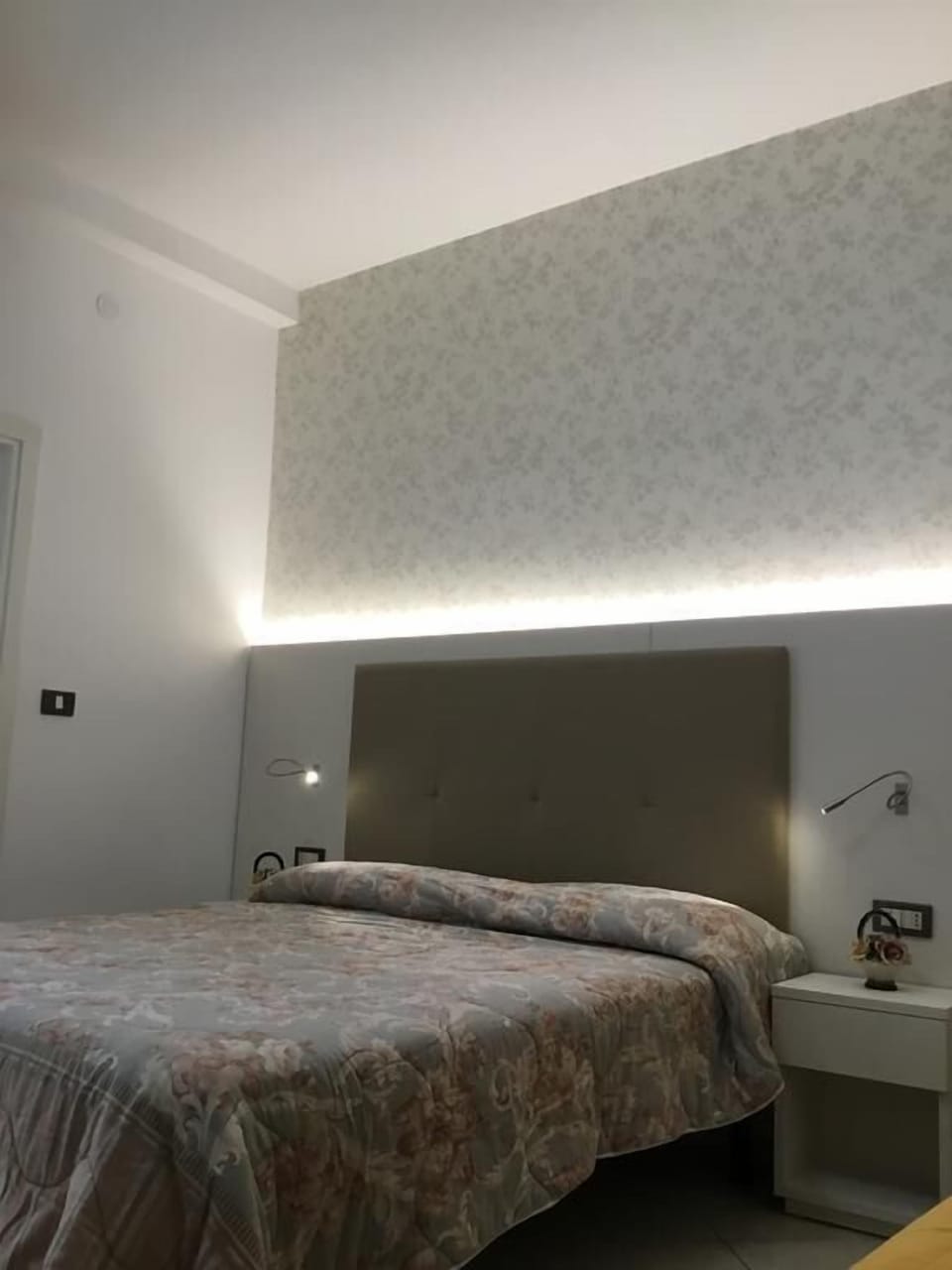 In-room safe, desk, bed sheets