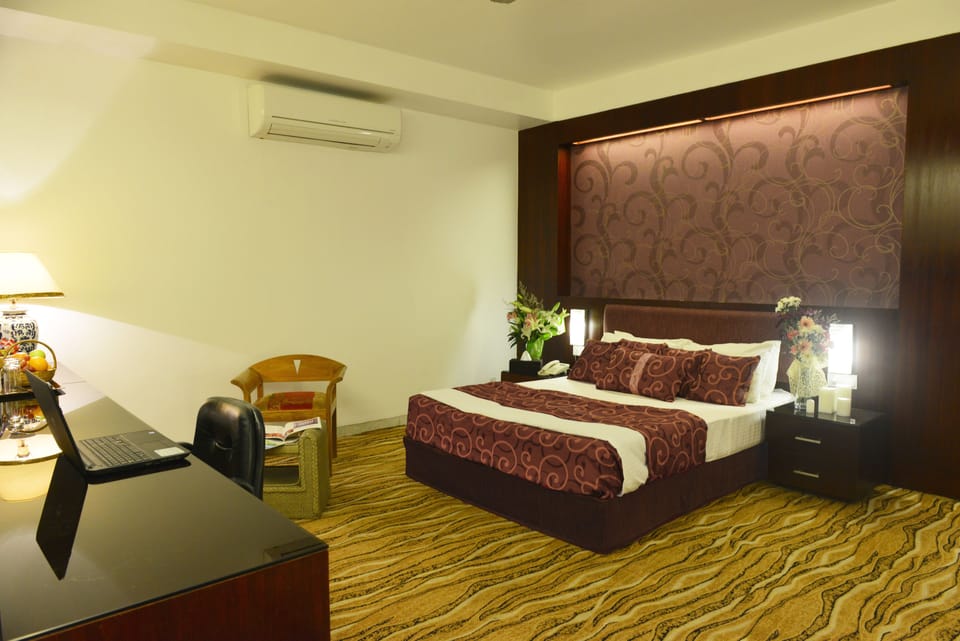 Egyptian cotton sheets, minibar, desk, blackout drapes
