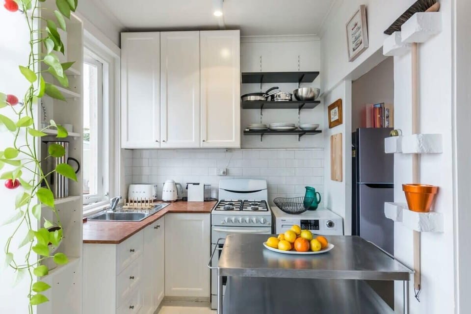 Full kitchen for eating in