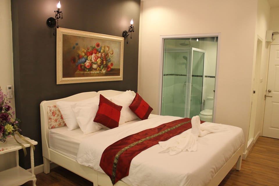 Deluxe Room | Premium bedding, desk, laptop workspace, rollaway beds