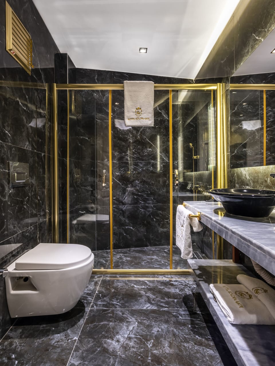 Studio Suite | Bathroom | Shower, free toiletries, hair dryer, slippers
