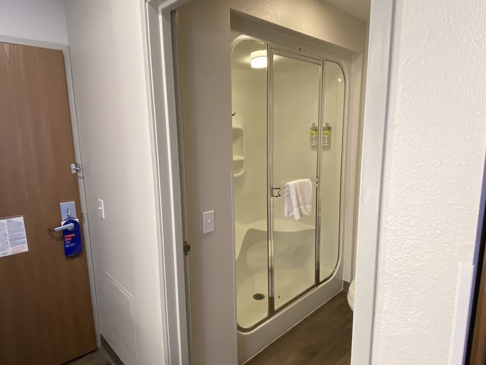 Combined shower/tub, free toiletries, hair dryer, towels