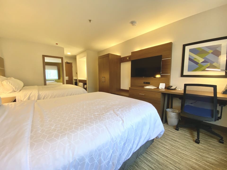 In-room safe, desk, laptop workspace, blackout drapes