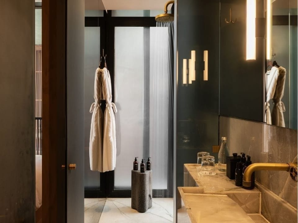 Deluxe Room, 1 Queen Bed | Bathroom | Free toiletries, hair dryer, bathrobes, slippers