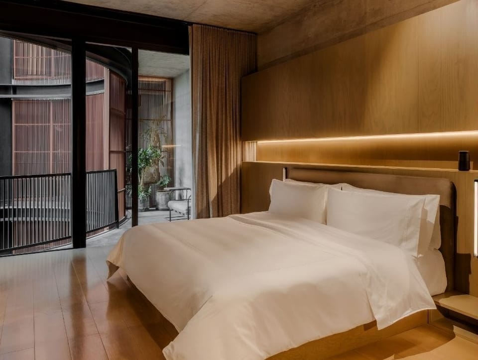 Suite, 1 King Bed | Egyptian cotton sheets, premium bedding, down comforters, in-room safe