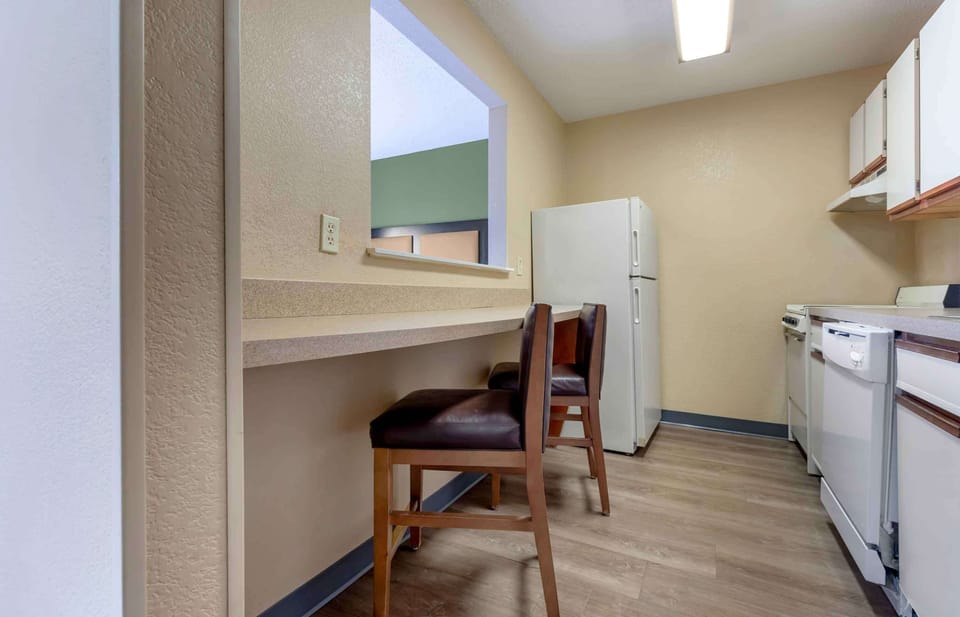 Studio, 1 Queen Bed, Non Smoking | Desk, laptop workspace, iron/ironing board, free WiFi