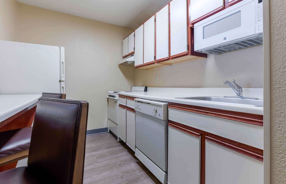 Deluxe Studio, Multiple Beds, Non Smoking | Desk, laptop workspace, iron/ironing board, free WiFi