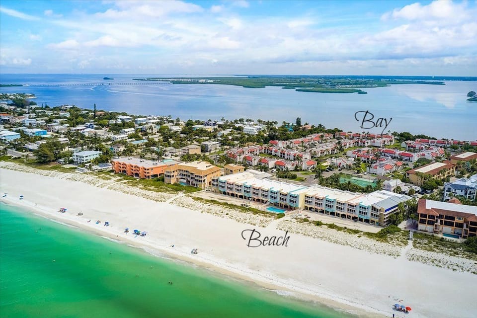 Condo located in between the Beach and the Bay 