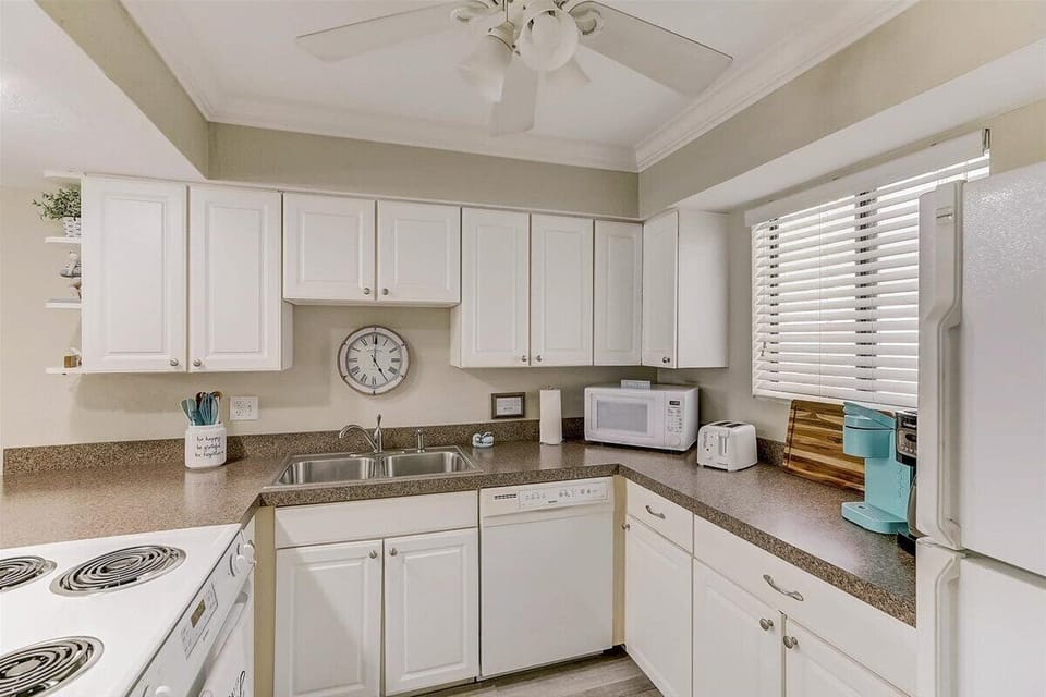 Big Open Kitchen with all Amenities 
