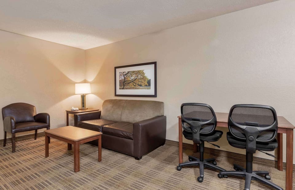 Deluxe Studio, Multiple Beds, Non Smoking | Desk, iron/ironing board, free WiFi, bed sheets