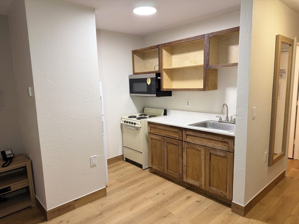 Coffee/tea maker, full-size fridge, microwave, stovetop