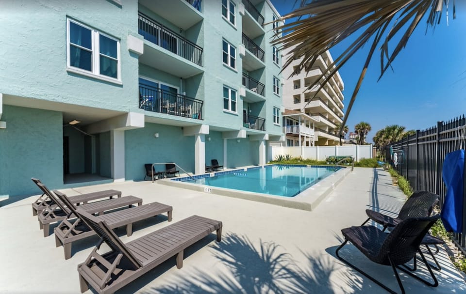 Private pool at the base of the dunes for Sandpiper guests. 
