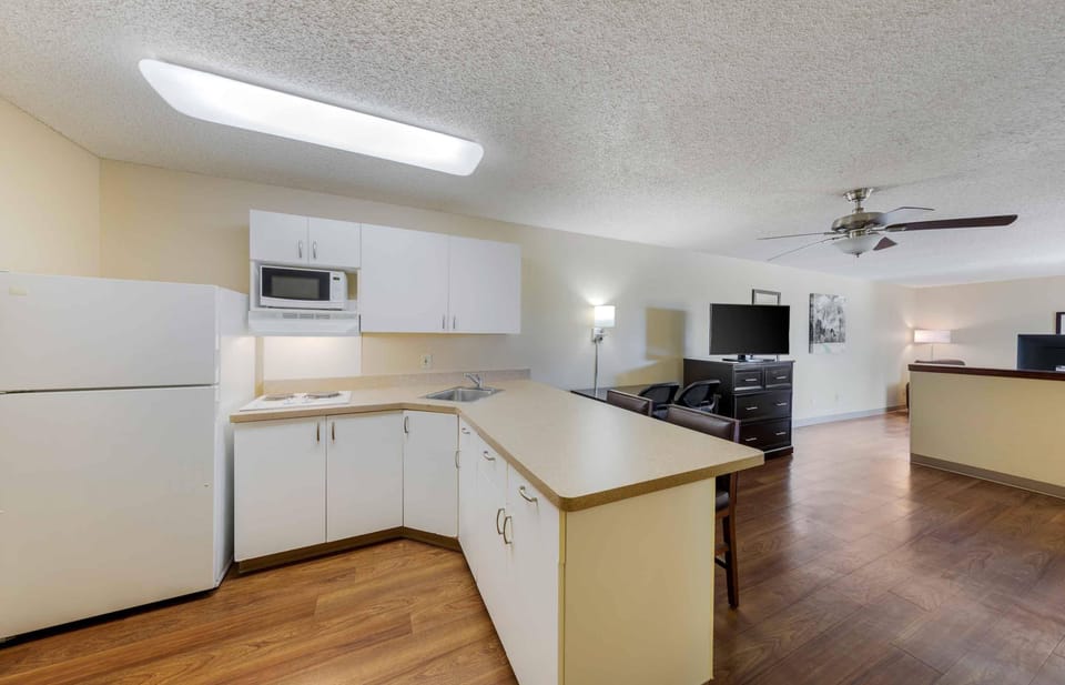 Coffee/tea maker, fridge, microwave, stovetop