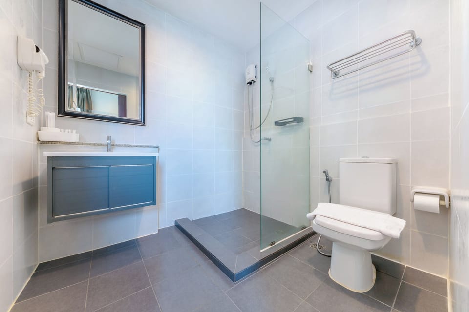Deluxe Double Room | Bathroom | Shower, free toiletries, hair dryer, towels