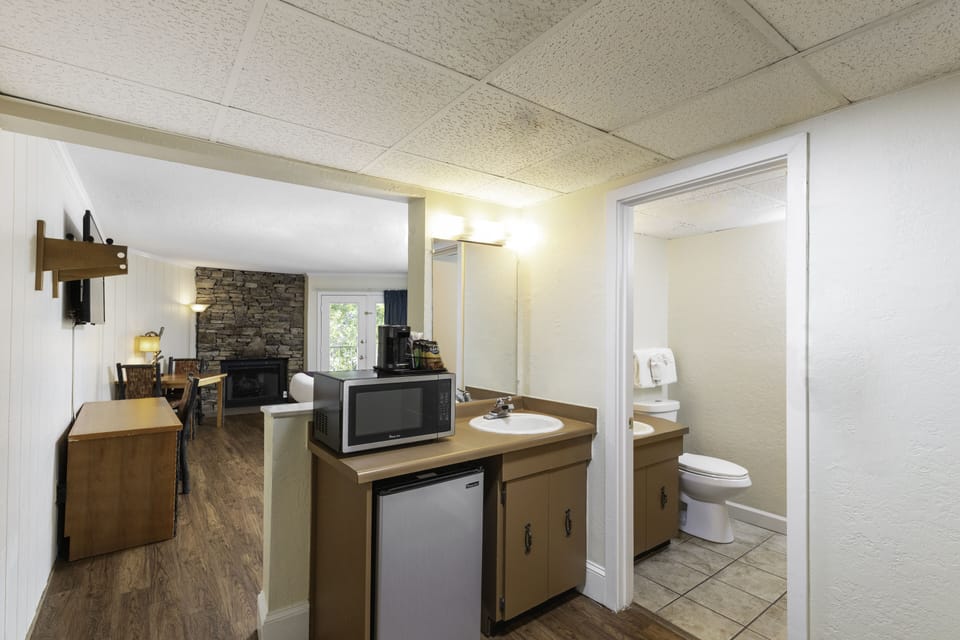 Signature Room - 2 Queen Beds River View | In-room safe, iron/ironing board, free WiFi, bed sheets