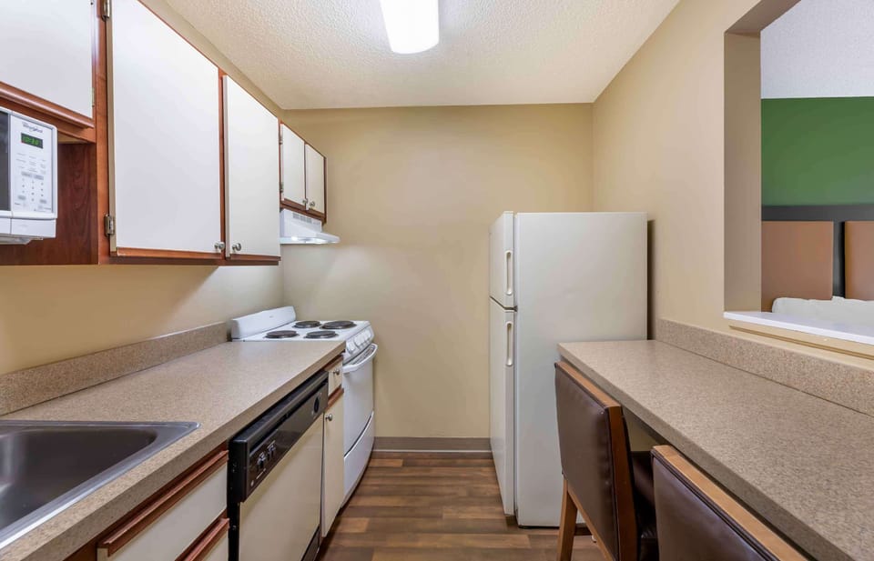 Deluxe Studio, Multiple Beds, Non Smoking | Private kitchen | Fridge, microwave, stovetop, coffee/tea maker