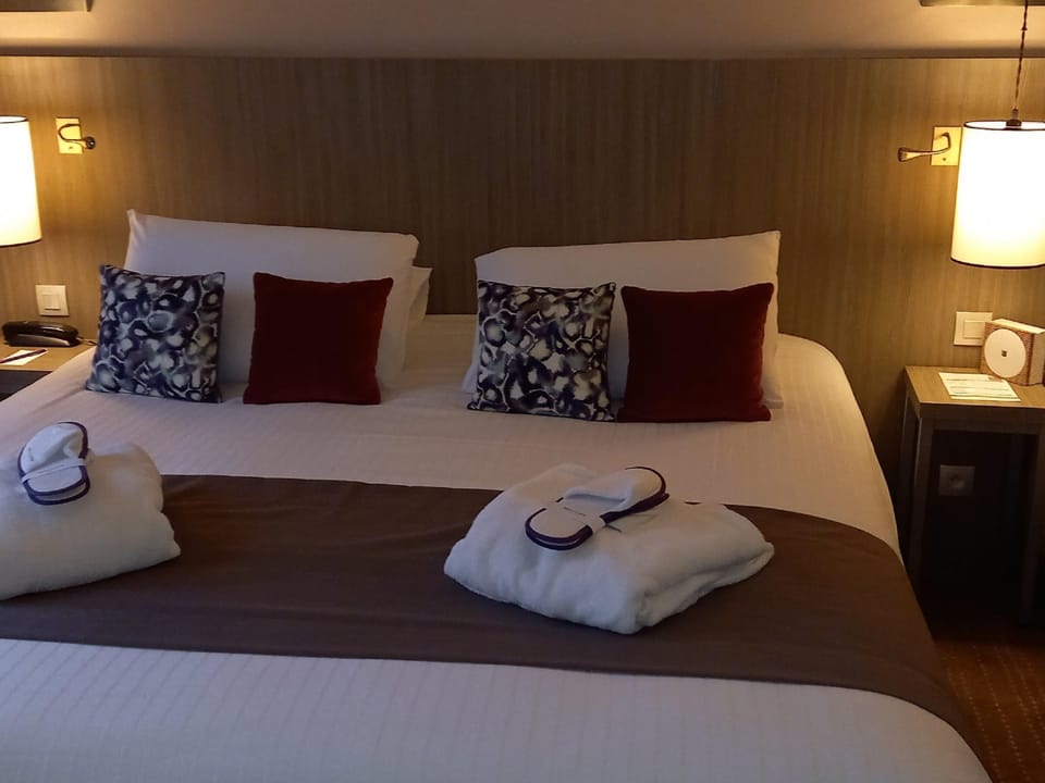Privilege, Room, 1 King Bed with Sofa bed | In-room safe, desk, soundproofing, iron/ironing board