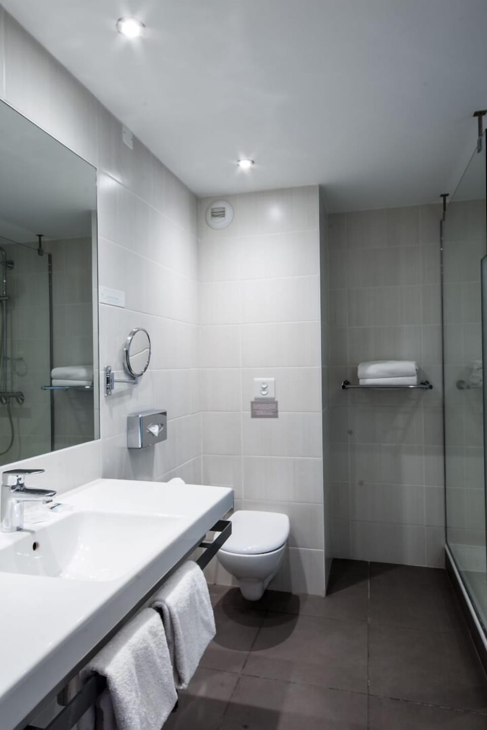 Classic Room, 1 King Bed | Bathroom | Combined shower/tub, eco-friendly toiletries, hair dryer, towels