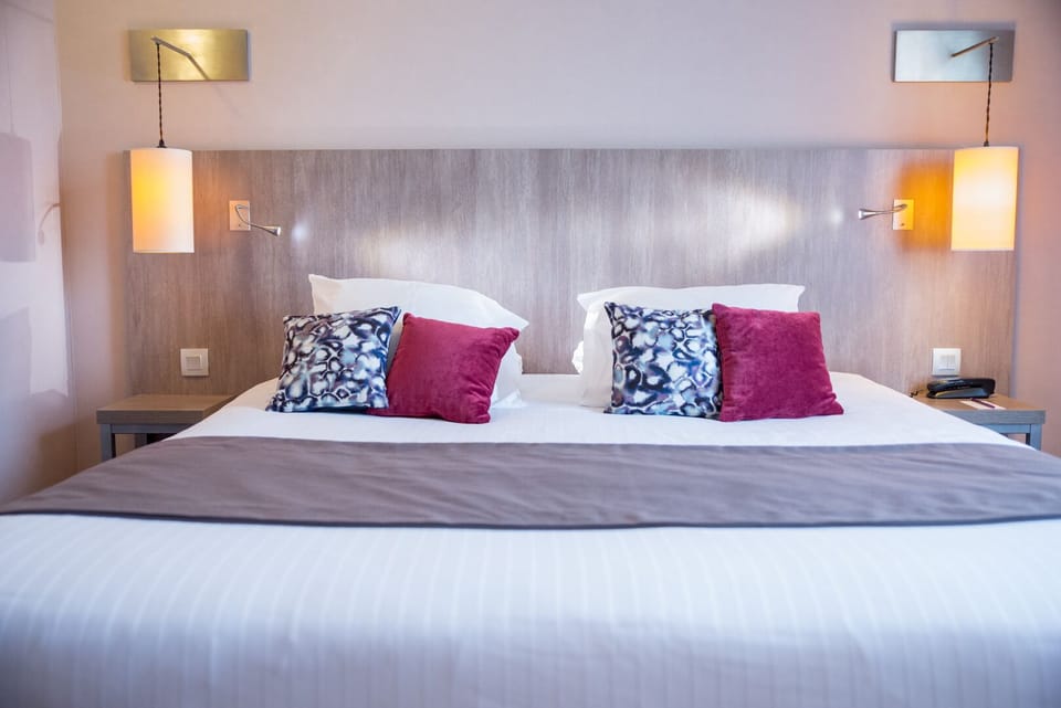 Classic Room, 1 King Bed | In-room safe, desk, soundproofing, iron/ironing board