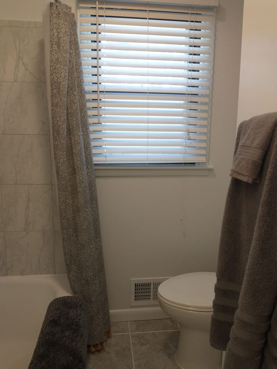 Bathroom: Shower/tub