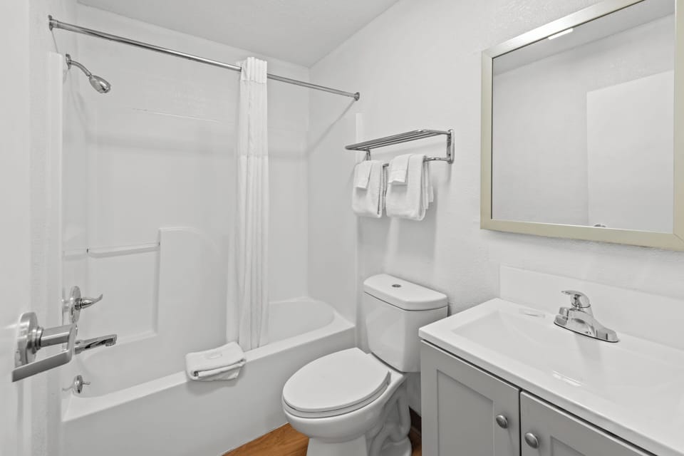 Combined shower/tub, towels