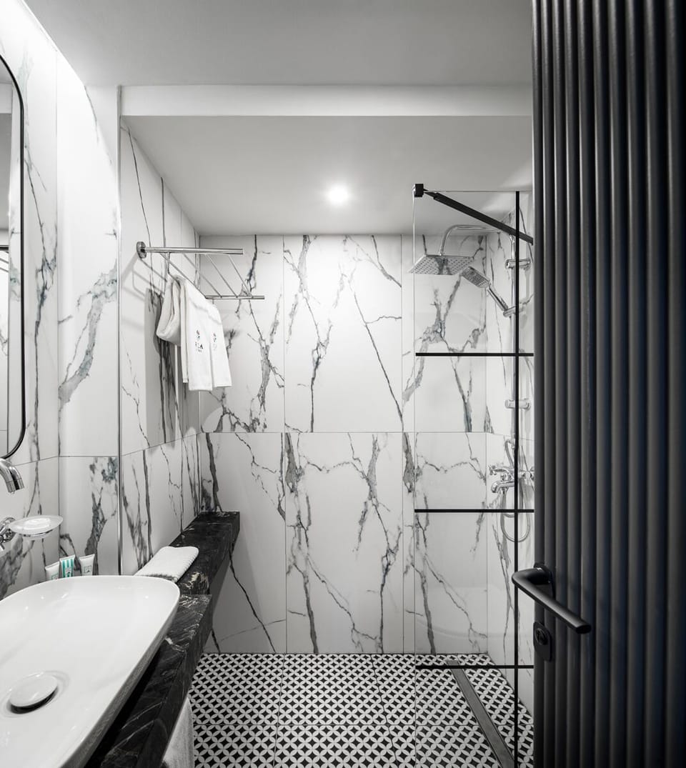Deluxe Twin Room | Bathroom | Shower, rainfall showerhead, designer toiletries, hair dryer