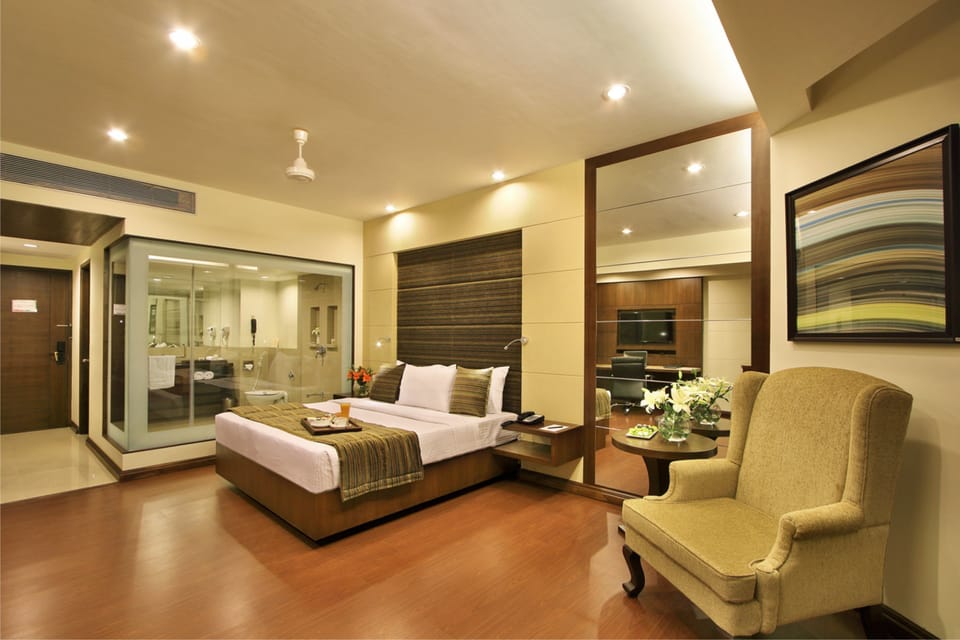 Basic Suite | Living area | 32-inch flat-screen TV with cable channels, TV
