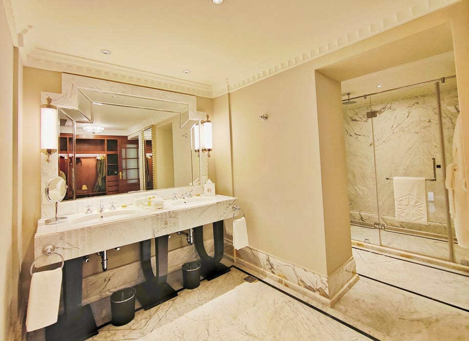 Combined shower/tub, deep soaking tub, designer toiletries, hair dryer