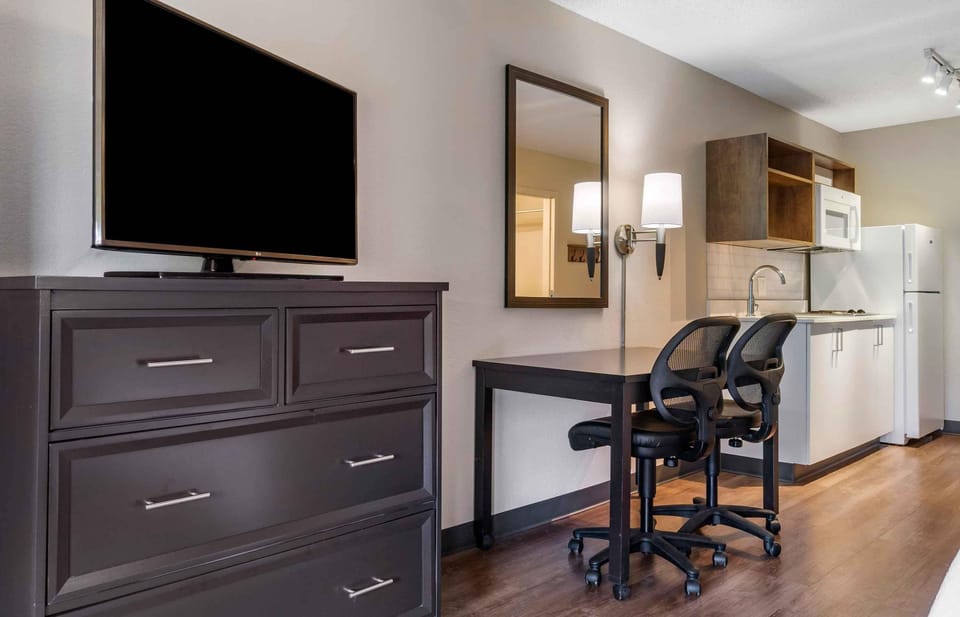 Studio, 1 King Bed, Non Smoking | Desk, iron/ironing board, WiFi (free)