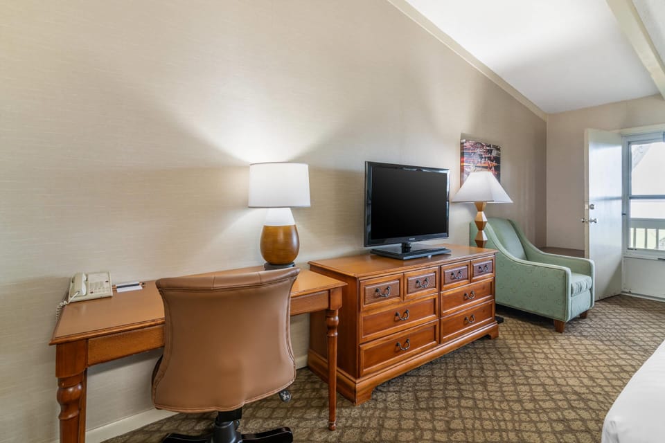 Desk, laptop workspace, iron/ironing board, free WiFi