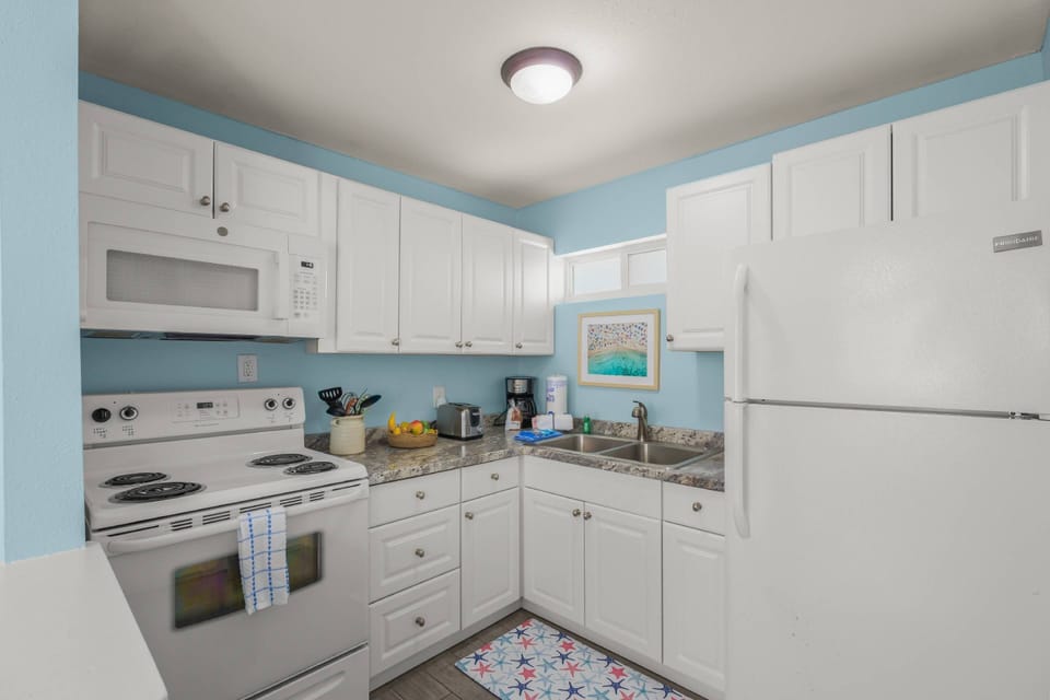 Intimate kitchen, ready for some home cooked meals or quick snacks
