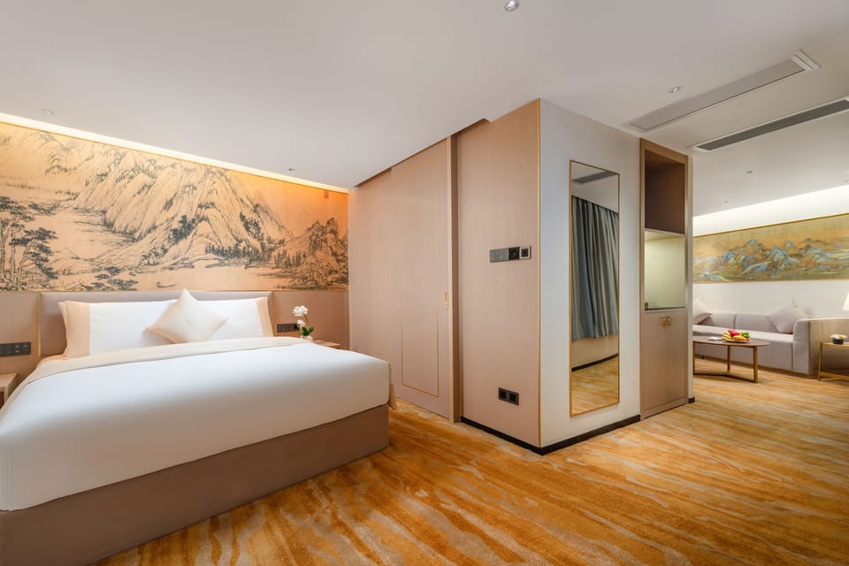 Junior Suite- King Size Bed | Premium bedding, minibar, in-room safe, desk
